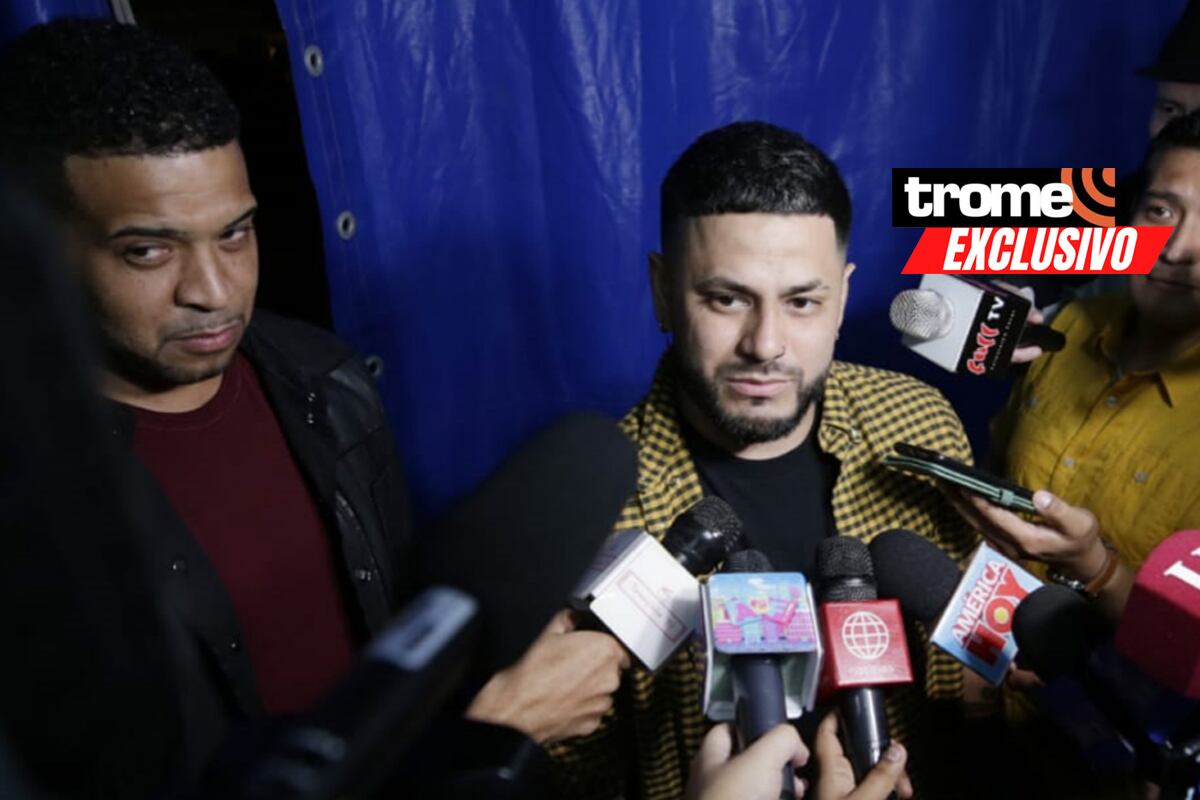 Bryan Torres estuvo acompañado del primo de Jefferson Farfán, director de la orquesta q acaban de lanzar. Foto: César Bueno