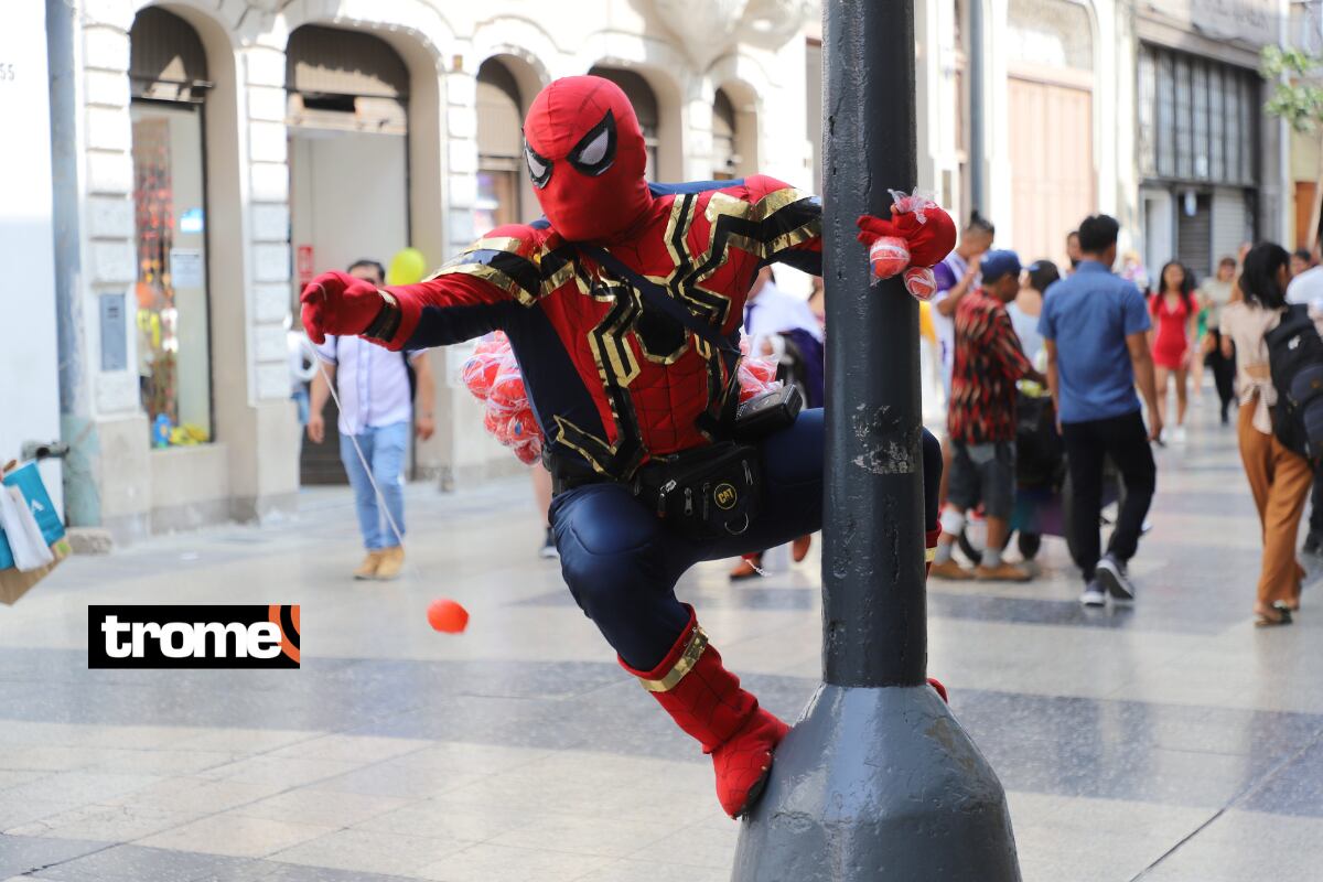 Vecino de San Juan Lurigancho se disfraza del Hombre Araña para vender sus juguetes. Foto: Eduardo Cavero