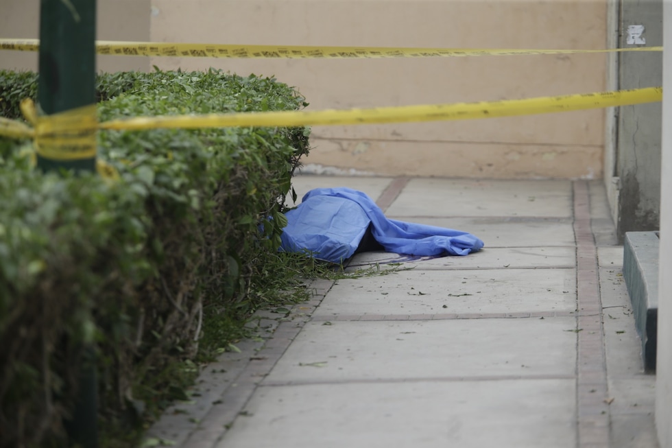 Una persona muerta y otra herida fue el saldo que dejó la intercepción de dos sicarios a un vehículo estacionado en pleno parque de Surco. Foto: Joseph Angeles/@photo.gec