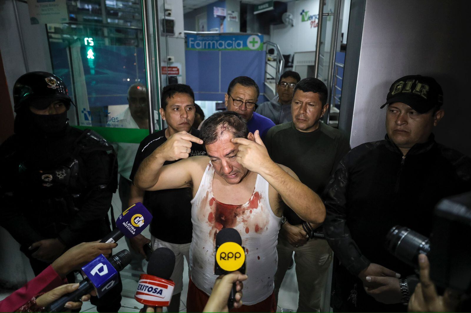 Alcalde de comas, Ulises Villegas, fue agredido por delincuentes cuando se encontraba en un grifo en Comas. Fotos: Joel Alonzo/ @photo.gec