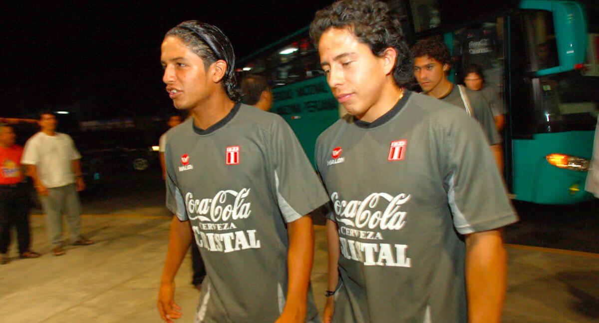 Roberto Merino, en una de las convocatorias a la selección peruana, junto a Reimond Manco.