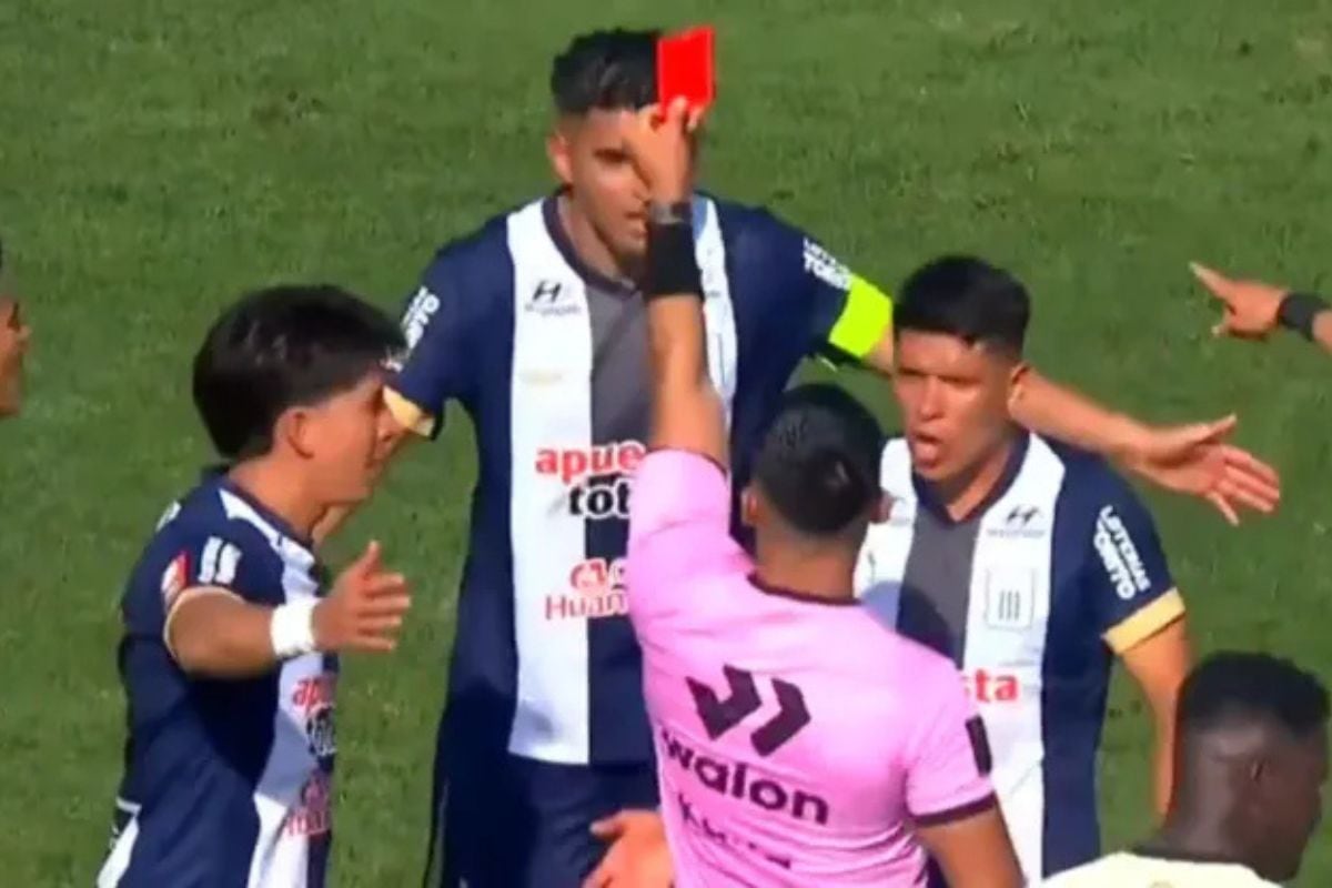 Carlos Zambrano mira con sorpresa la tarjeta roja (Foto: L1MAX)