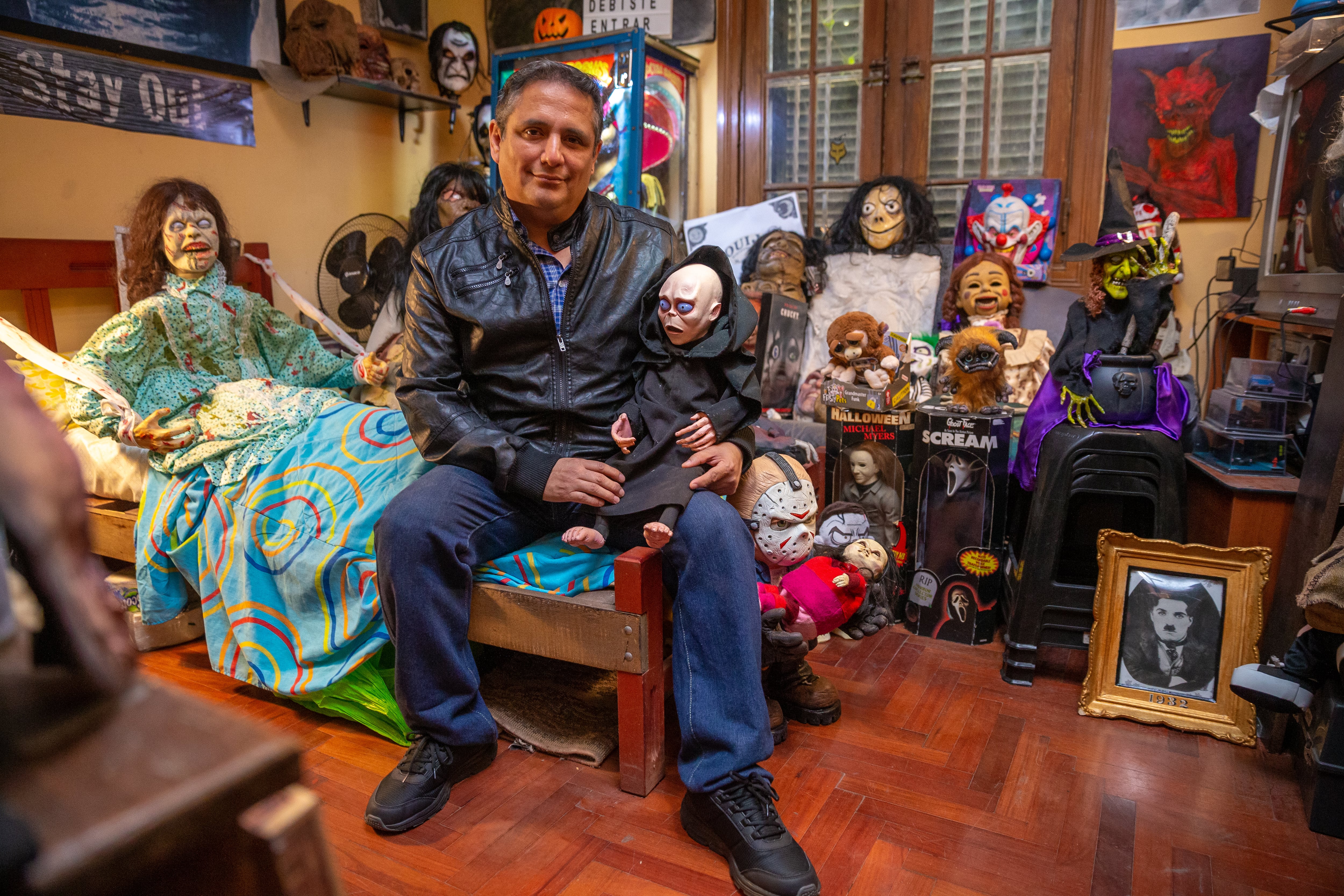 Emilio afirma que no regresaría a vivir a esa casa, pues se siente la carga energética muy fuerte y varias veces ha constatado que los objetos se cambian de lugar. Foto: Allen Quintana.