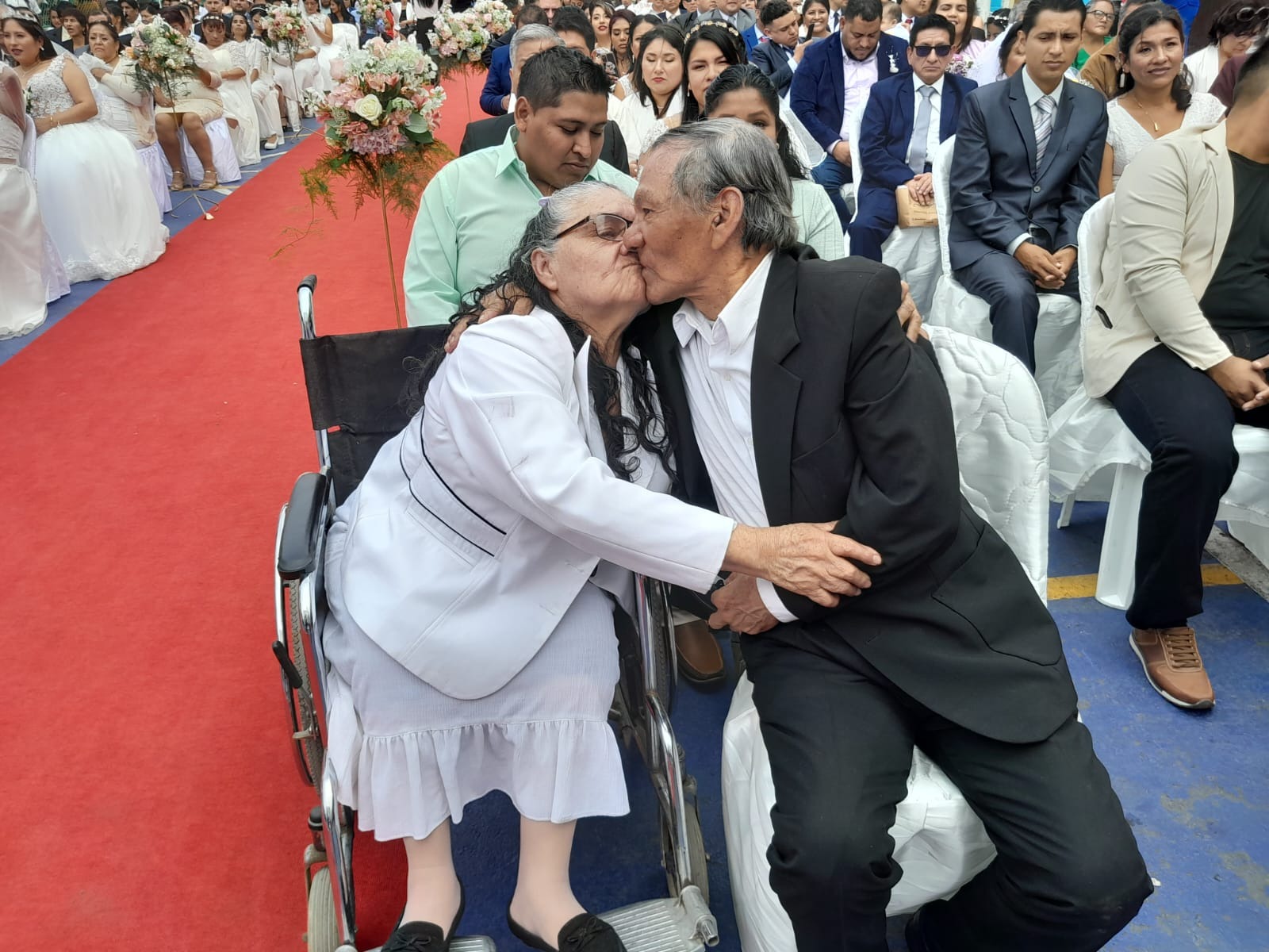 Lla pareja de mayor edad integrada por José Cortez de la Cruz (79) y María Herrera Barrientos (70), en una singular ceremonia, realizada en la Plaza Miguel Grau.
