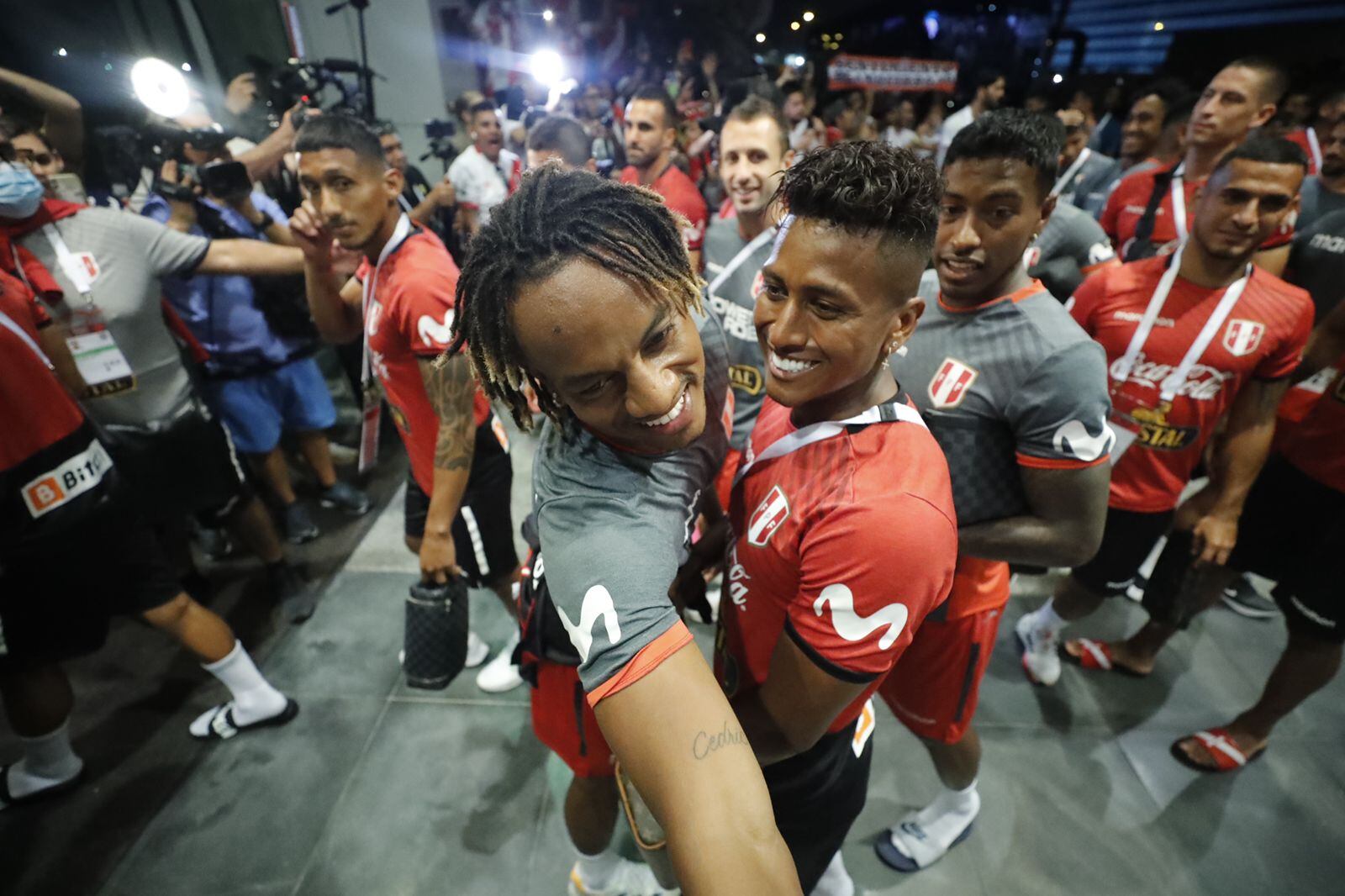 El abrazo entre Qatar y Perú a poco del repechaje mundialista frente a Australia . Fotos: Daniel Apuy / @photo.gec
