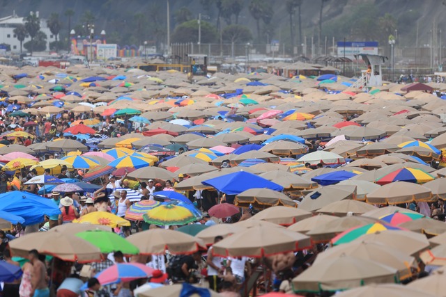 Asistencia masiva a playas como Agua Dulce y otras de la Costa Verde. (Foto: César Bueno @photo.gec)