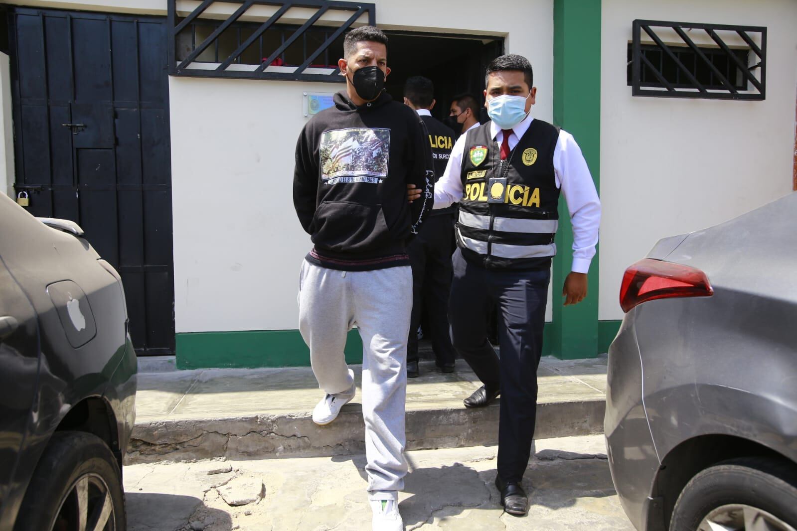 Hinchas de Universitario de Deportes fueron detenidos por intentar alterar el orden público. Foto: Jessica Vicente/ @photo.gec