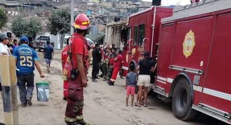 Bomberos no pudieron salvar a maestro de obra. (Fotos: El Informativo Perú)