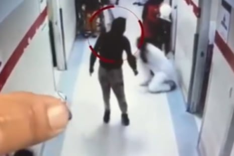 Arequipa: Paciente borracho persigue con tijera a médico que intentaba atenderlo y desata terror en hospi...