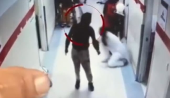 Paciente borracho persigue con tijera a médico que intentaba atenderlo