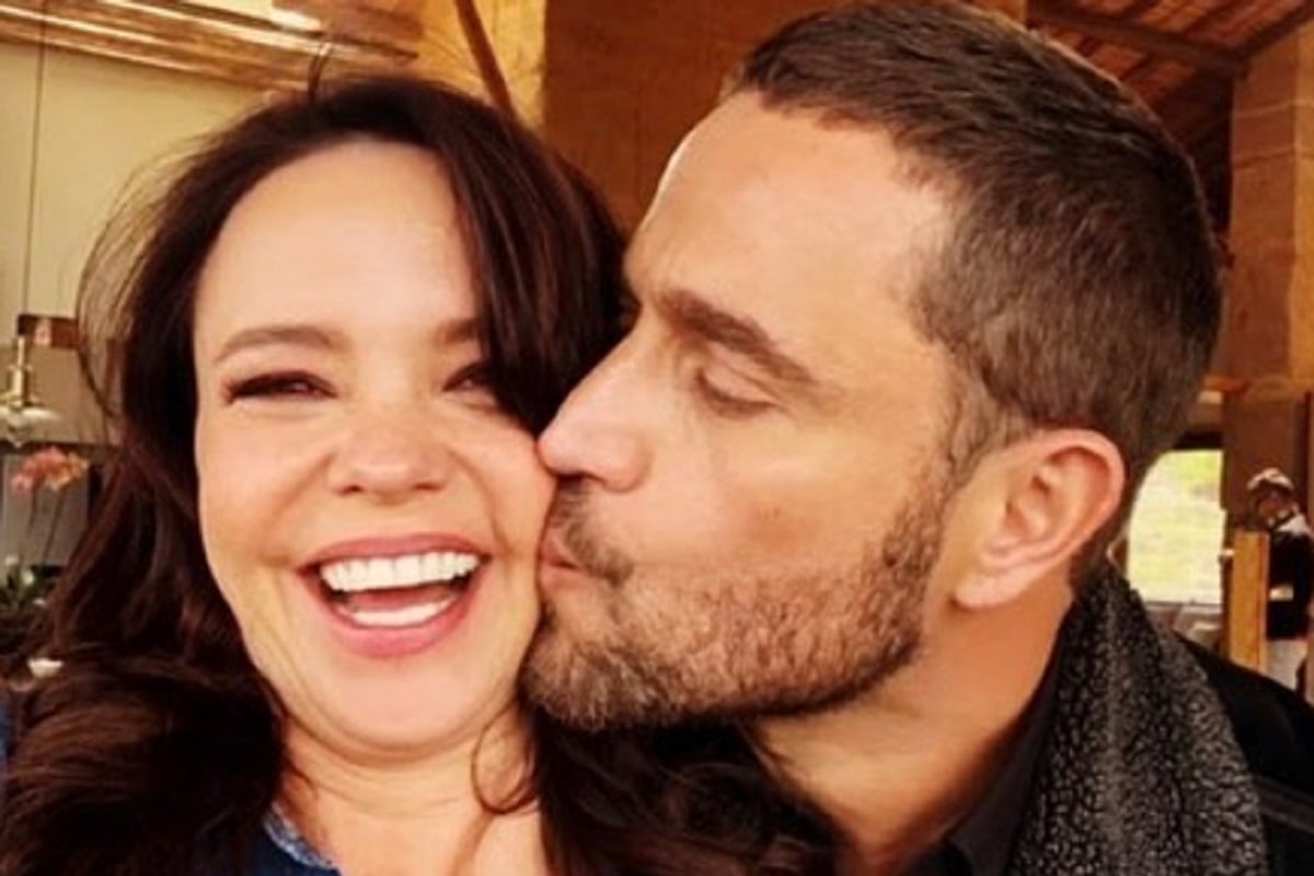 Michel Brown dándole un beso en la mejilla a Natasha Klaus, su esposa en "Pasión de gavilanes" (Foto: Pasión de gavilanes/ Instagram)