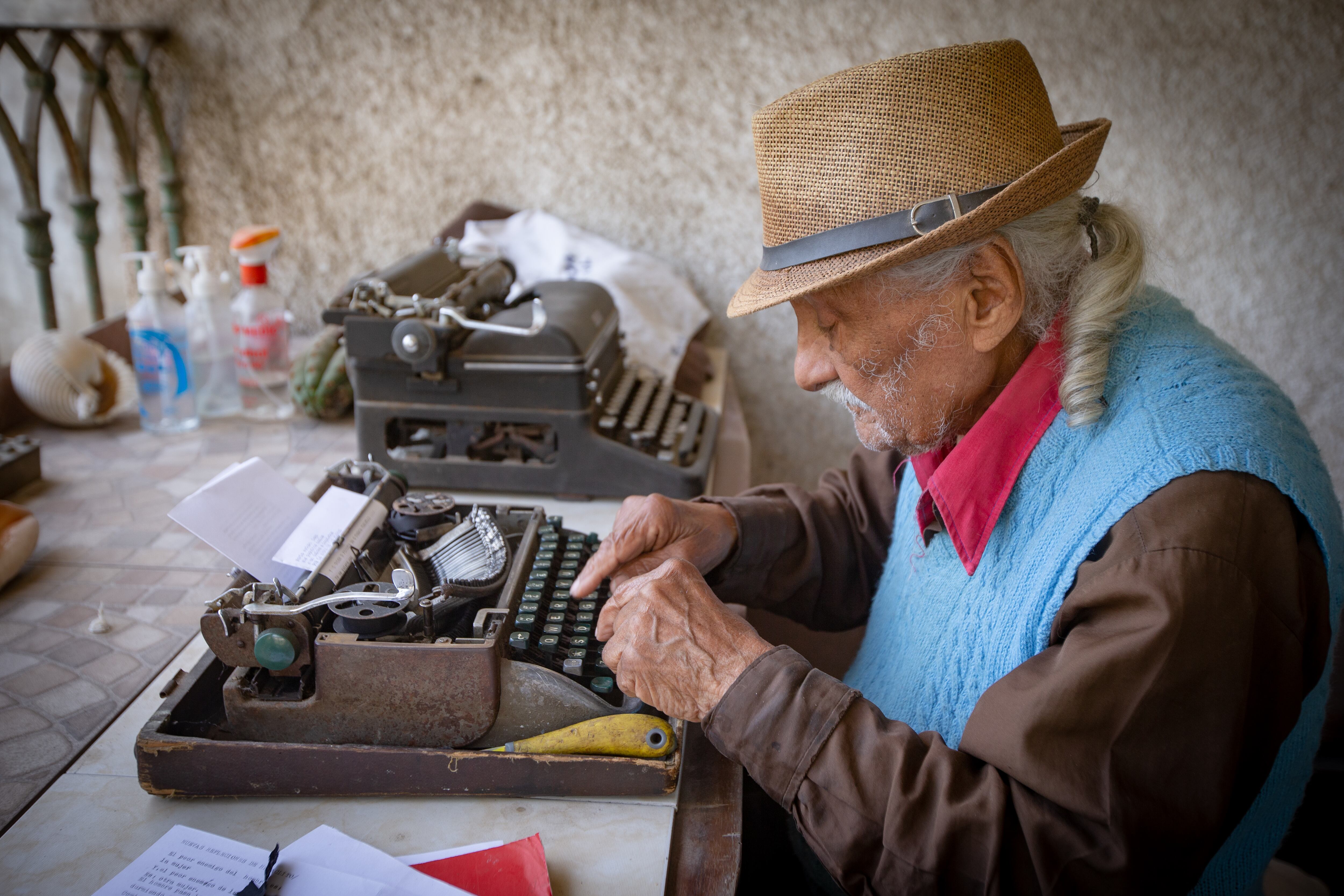 LIMA 05 DE NOVIEMBRE 2021
Entrevista a Poeta, Leoncio Bueno que escribe poemas sobre la lucha y justicia social.
FOTOS: VIOLETA AYASTA / @PHOTO.GEC