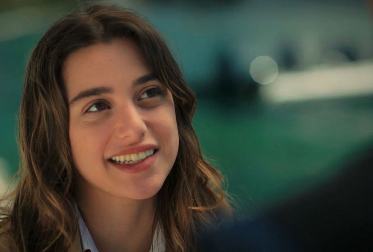 Melisa sonriendo a Kadir en "Hermanos" (Foto: NG Medya)