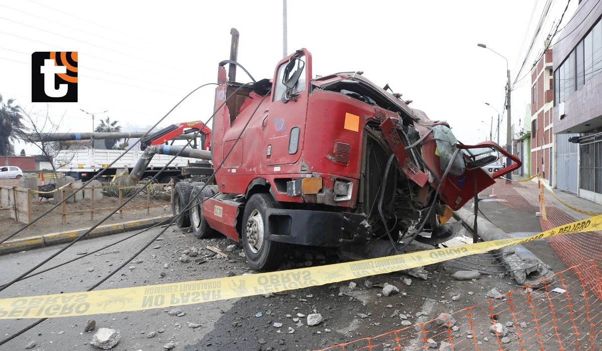 El vehículo quedó completamente destrozado y enredado entre los cables eléctricos. Fotos: Joseph Angeles/@photo.gec