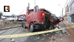 Accidente en el Callao: Tráiler choca contra dos postes de alta tensión en avenida Néstor Gambetta