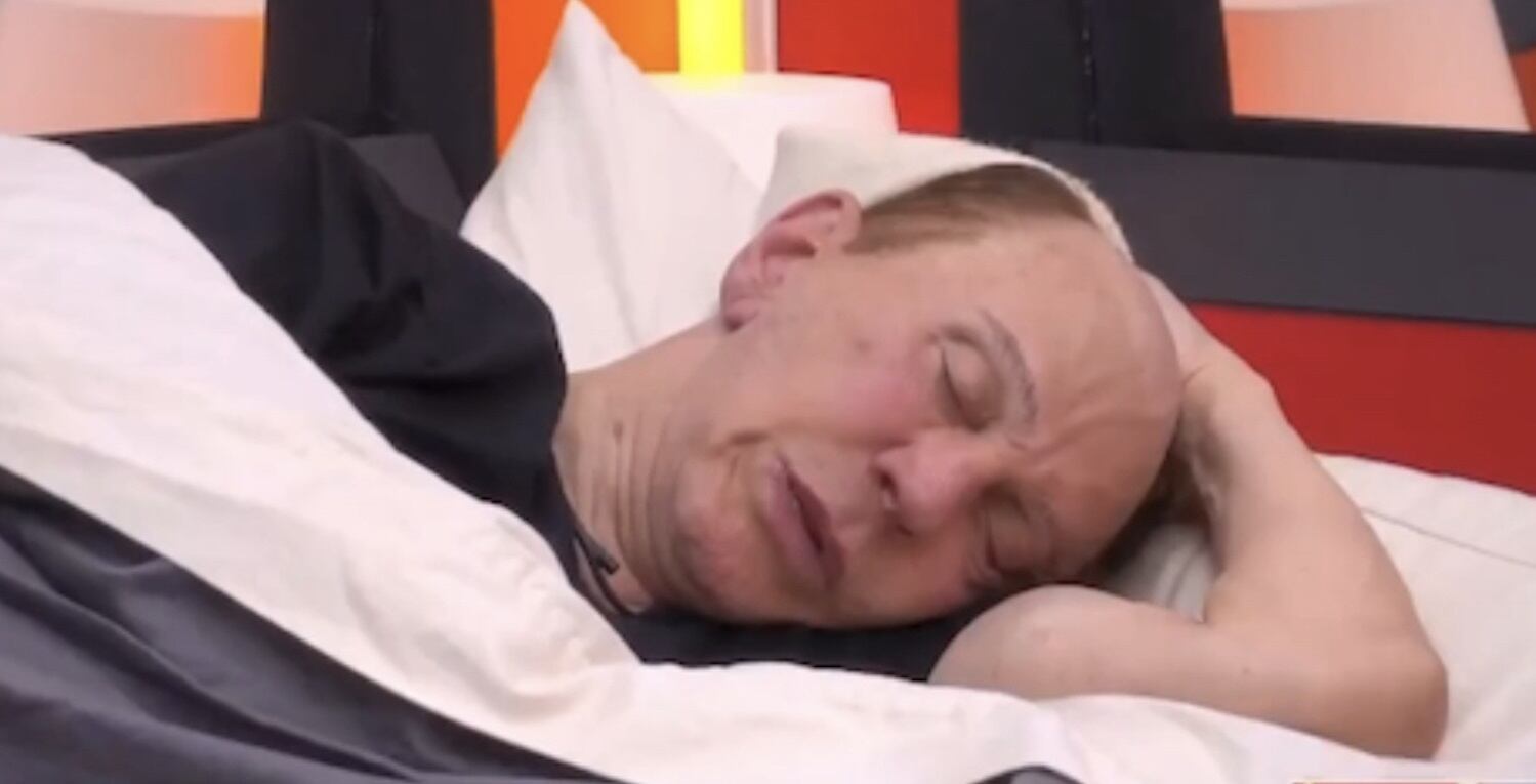 Osmel Sousa es captado sin su peluquín en "La casa de los famosos 3" (Foto: Telemundo)