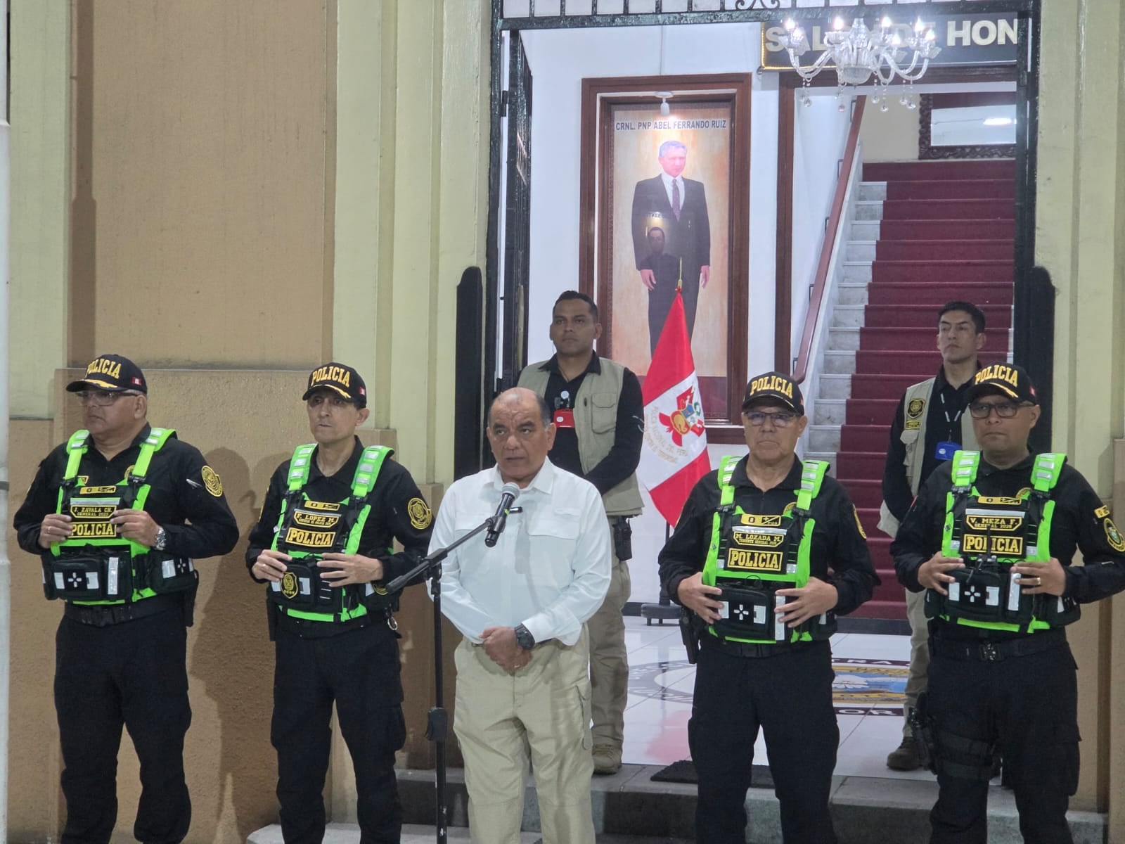 Ministro del Interior, César Astudillo, supervisó el traslado de Johnsson Pulpo a la Base Naval. (Trome)