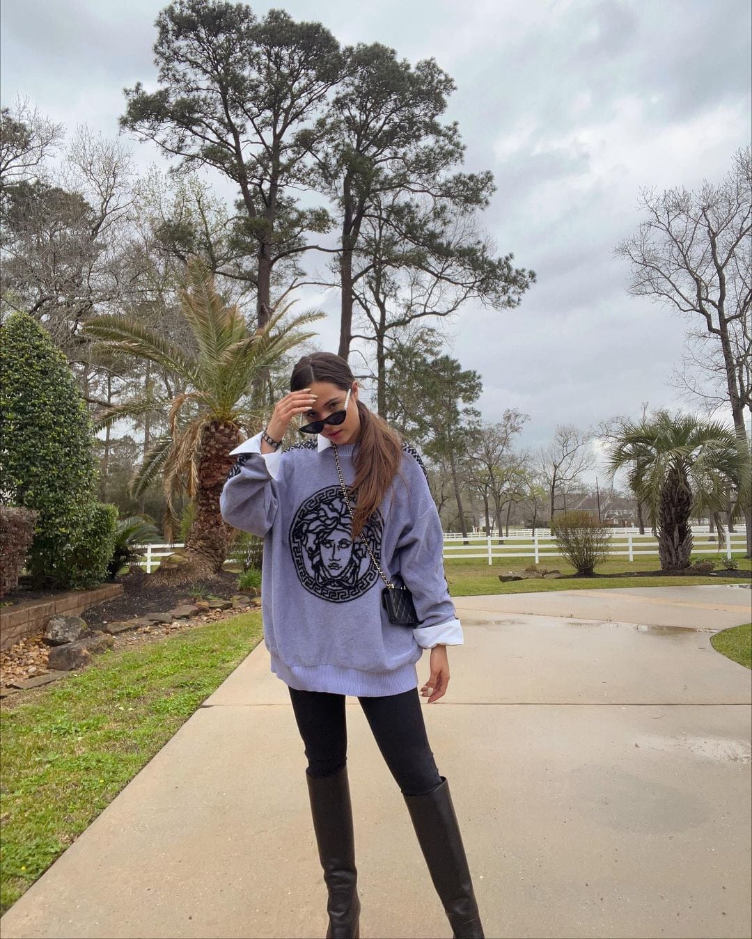 La hermana de Ángela Aguilar usando una sudadera y botas marca "Versace". (Foto: Aneliz Aguilar / Instagram)