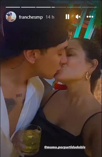 Andrea San Martín besándose con Francesco Méndez en Punta Hermosa. (Foto: @franchesmp).