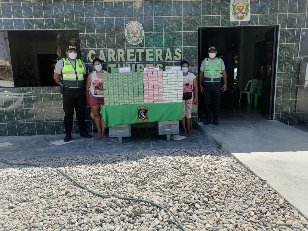 Tumbes: 59 mil cigarrillos de contrabando fueron hallados camuflados bajo los asientos de un bus (Foto: PNP)