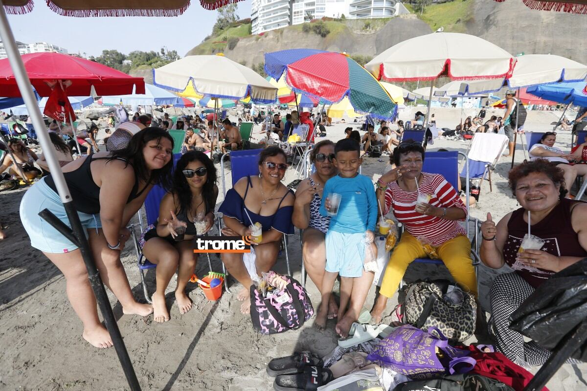 Temperatura empieza a elevarse en Lima y animó a muchos a tener su día playero. (Foto: Violeta Ayasta / Trome).