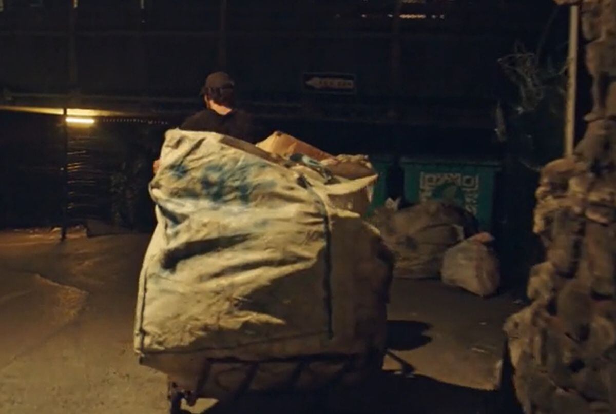 Han, vestido como un mendigo, recoge basura de los contenedores en "Inocentes! (Foto: Antena 3/ Youtube)