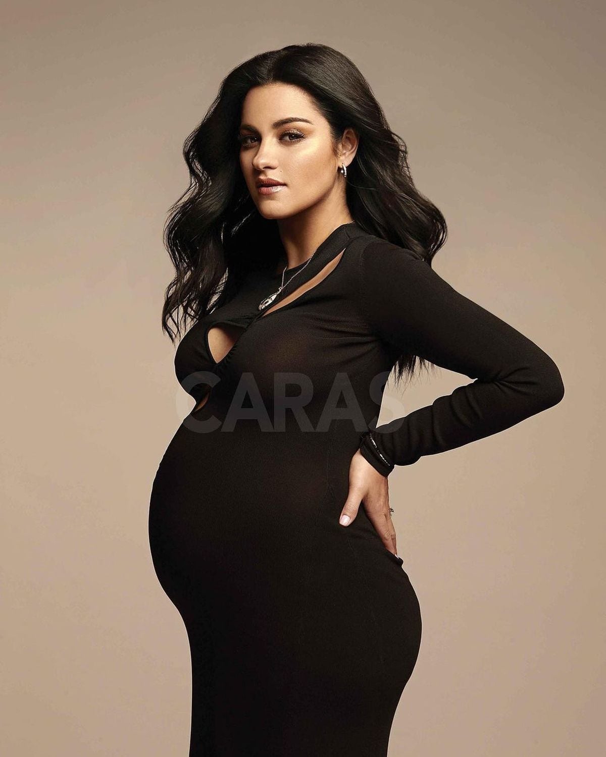 Maite Perroni luciendo su embarazo para una revista (Foto: Caras)