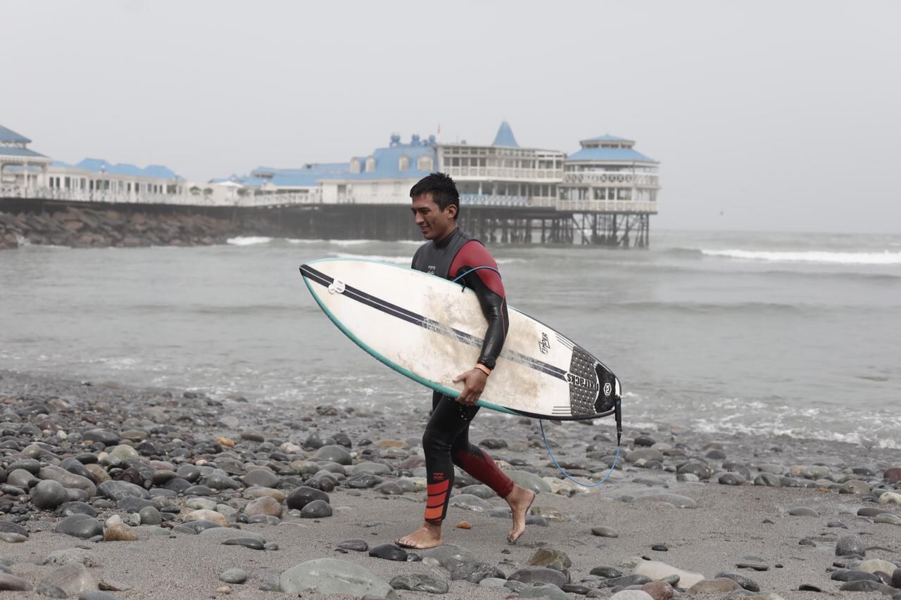 Surfista saliendo del mar en una playa de Miraflores. (Foto: Leandro Britto/GEC)