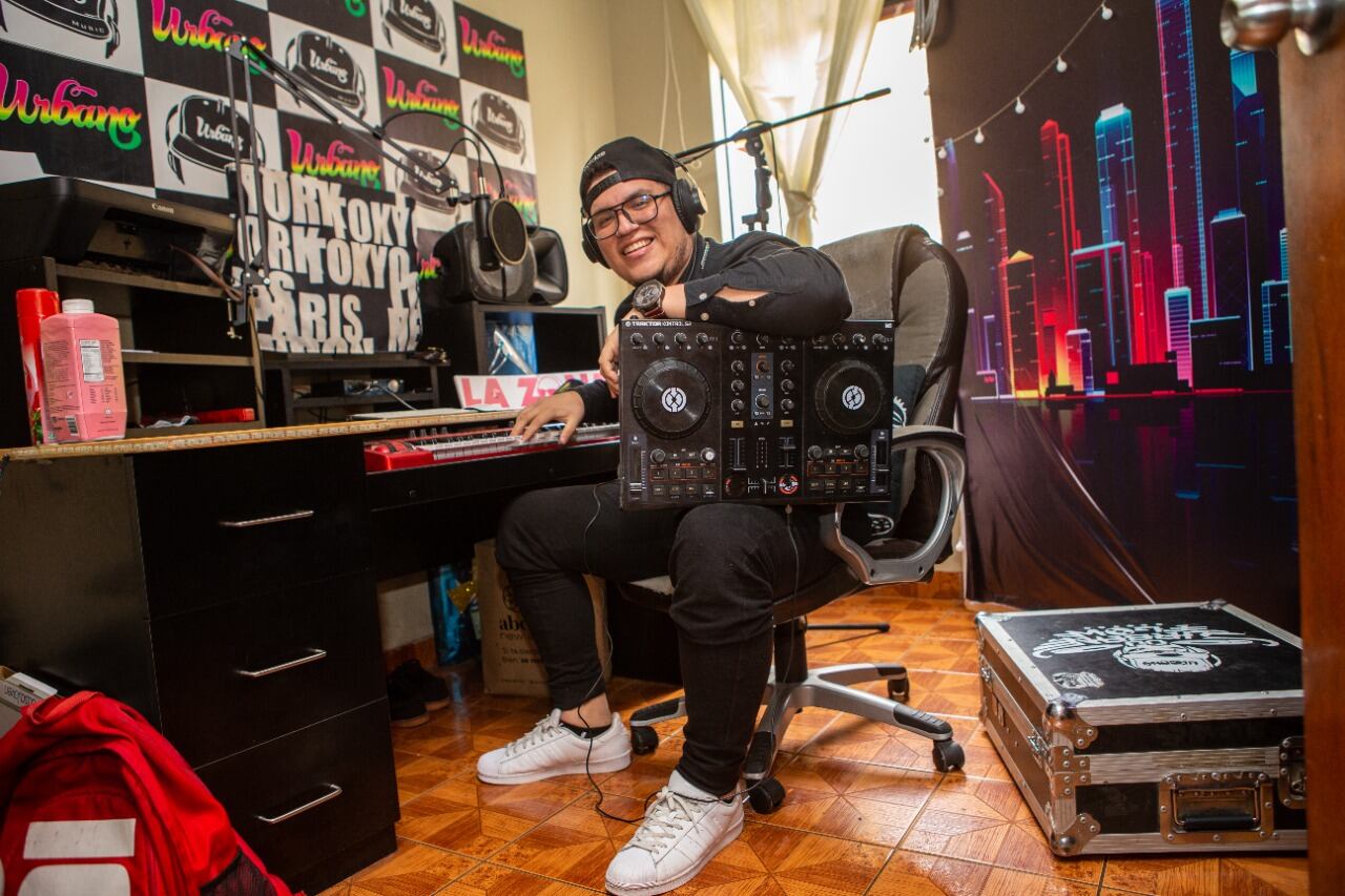 Conduce un programa en Radio La Zona