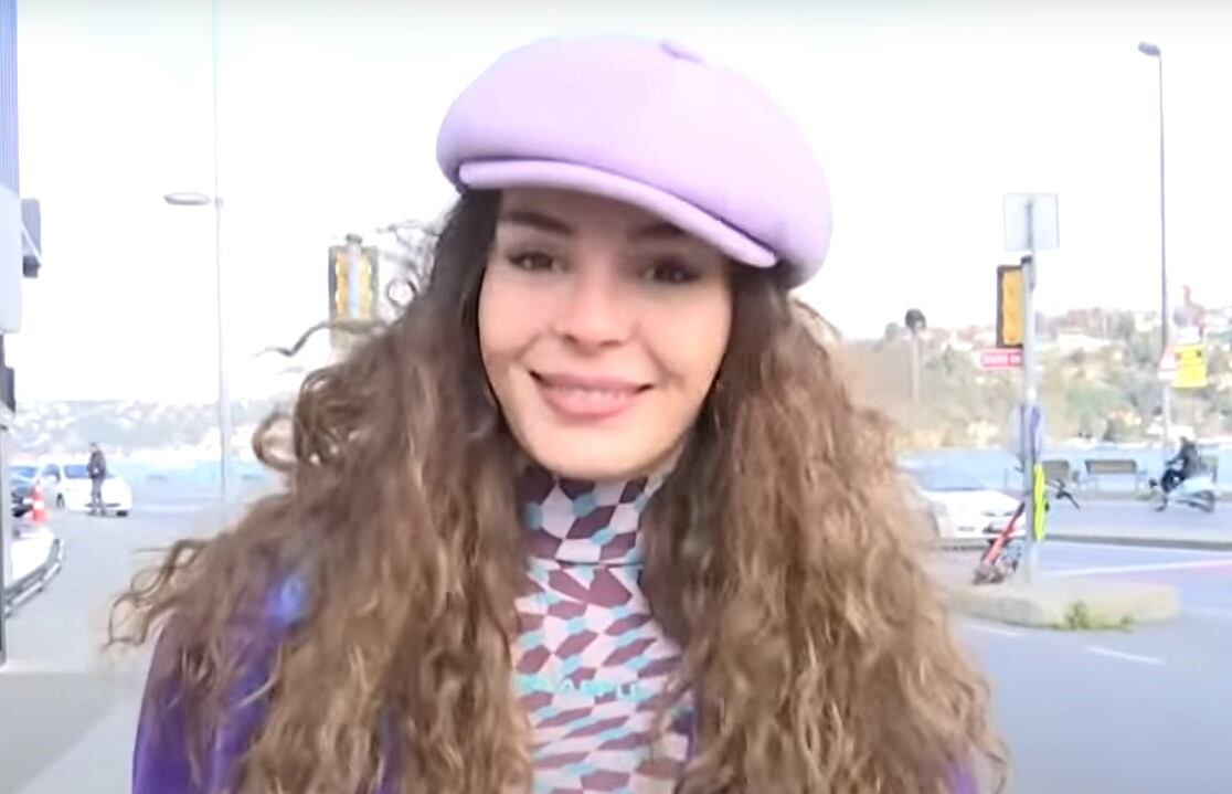 La Ebru Şahin fue entrevistada por un medio turco en la calle (Foto: captura de pantalla)