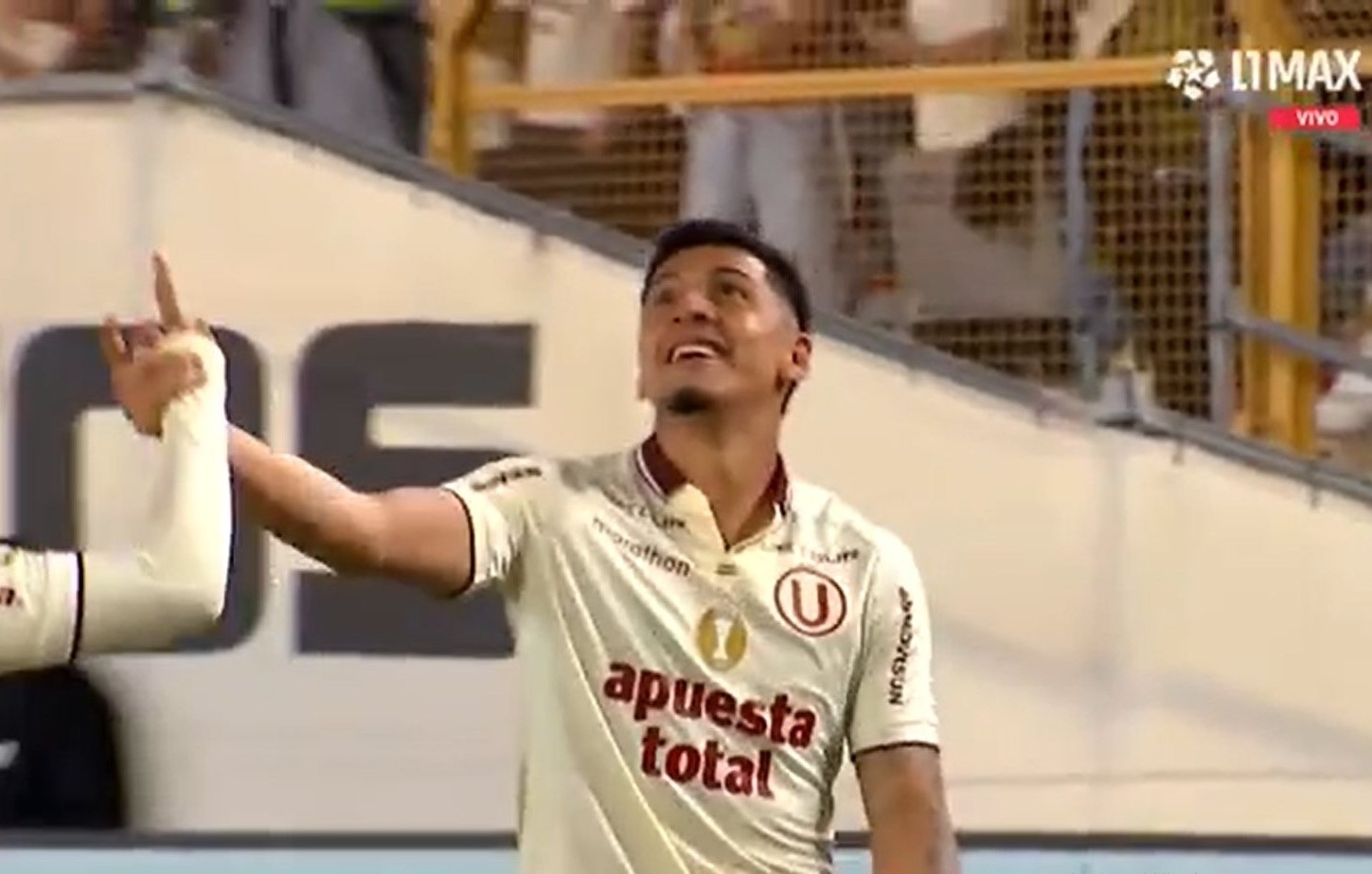 César Inga se luce con un GOLAZO en el duelo Universitario vs. Comerciantes Unidos. (Captura L1 MAX)