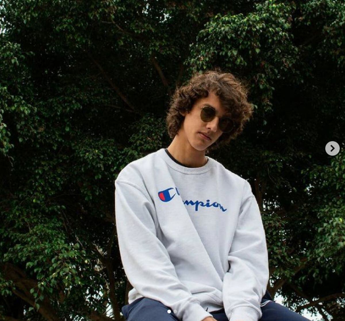 El actor luciendo unos lentes y posando en "algún lugar de un gran país", tal como describió en esta toma (Foto: Gabriel Meneses / Instagram)