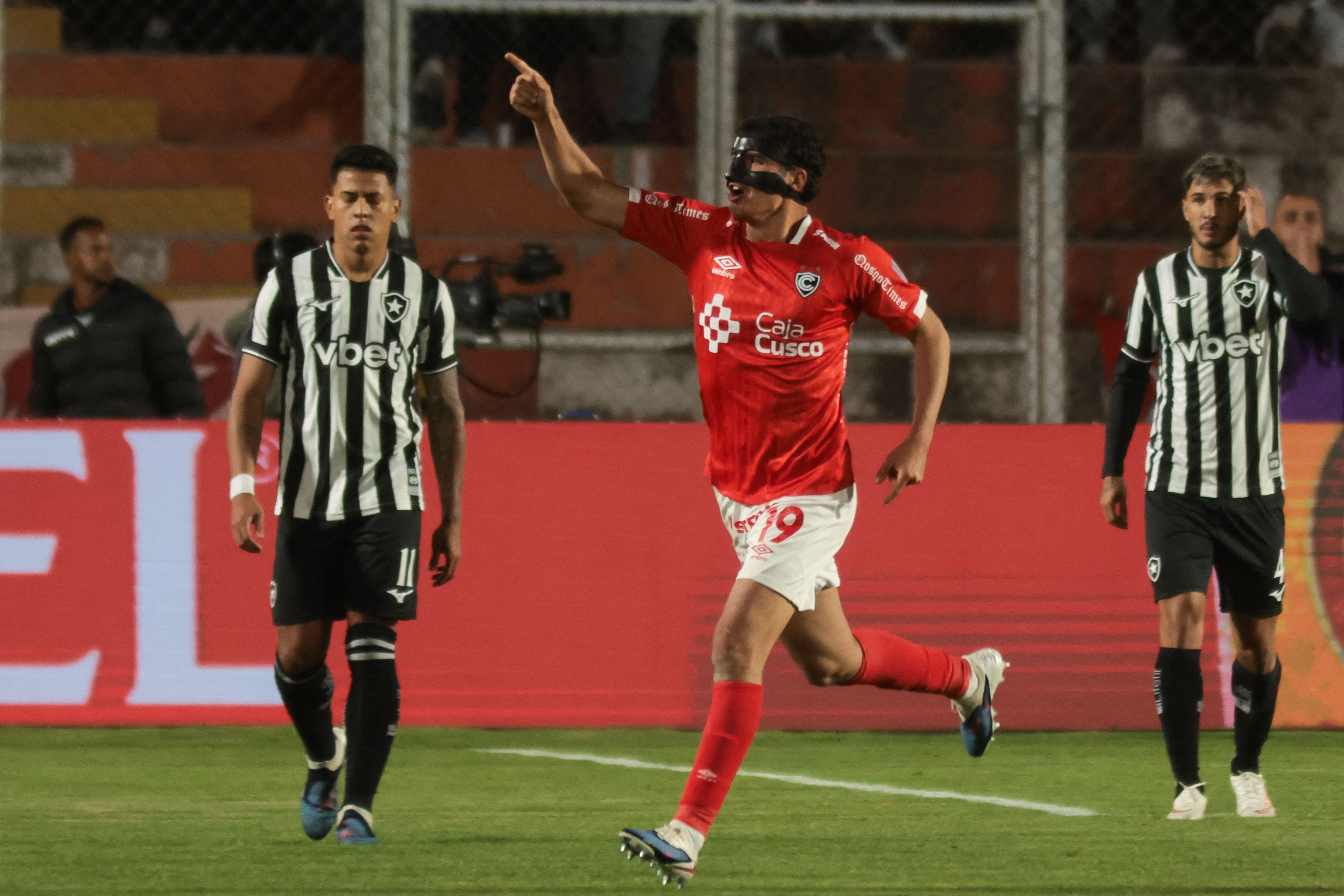 Matías Succar tuvo una noche inolvidable en el triunfo de Cienciano sobre Botafogo. (Photo by Jose Angulo / AFP)