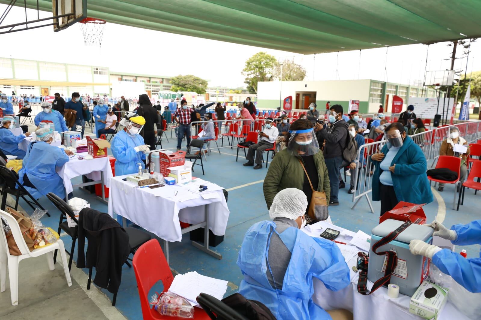Actualmente se vienen vacunando a personas mayores de 63 años de edad.