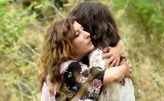 La telenovela turca “Elbet Bir Gün” narra la emocionante historia de dos hermanas: Gizem (Sinem Ünsal) y Nesime (Şebnem Bozoklu) (Foto: Most Production)