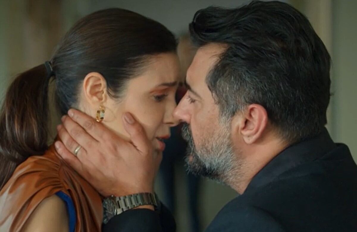 Suzan a punto de ser besada por el villano Akif (Foto: NGM Media)