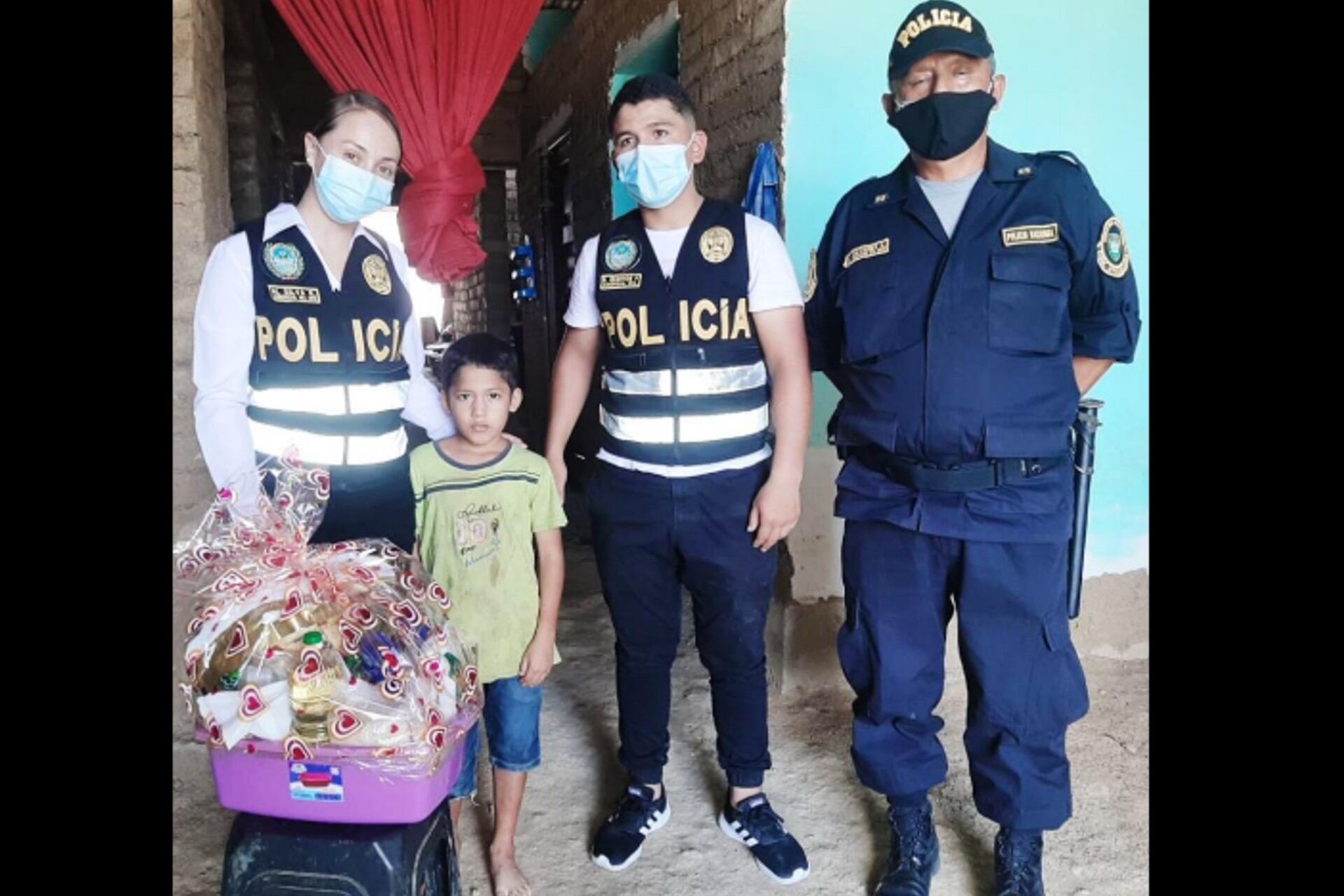 Efectivos se comprometieron a realizar un
constante monitoreo a la familia para velar por sus necesidades básicas. (Foto: PNP)