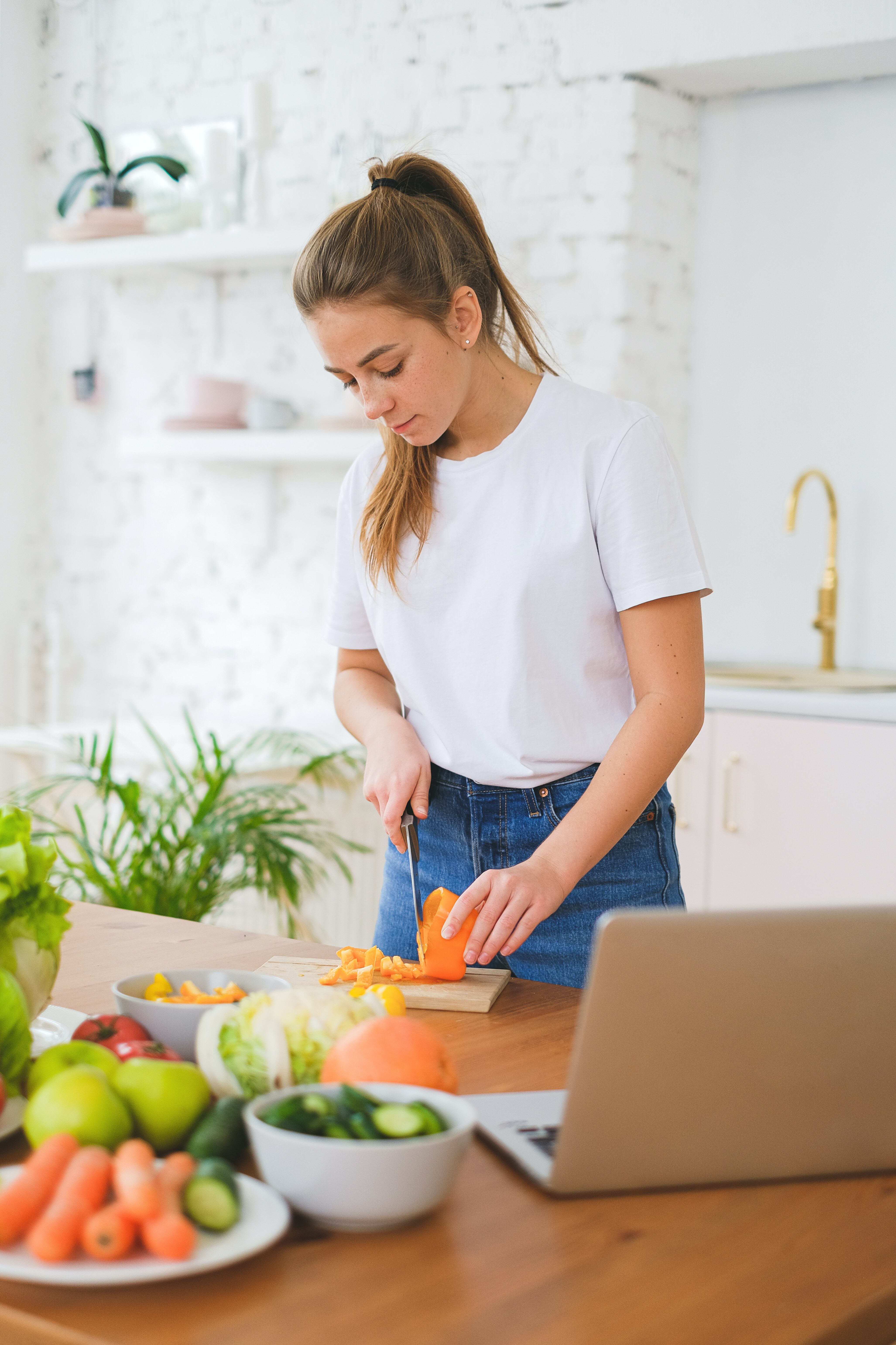 El cuerpo necesita de nutrientes y vitaminas que lo consigues en una dieta equilibrada. Foto: Pexels.