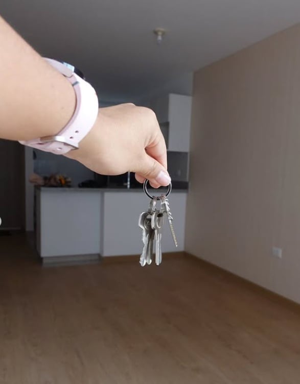Lizeth Atoccsa muestra las llaves de su primer departamento que compró.