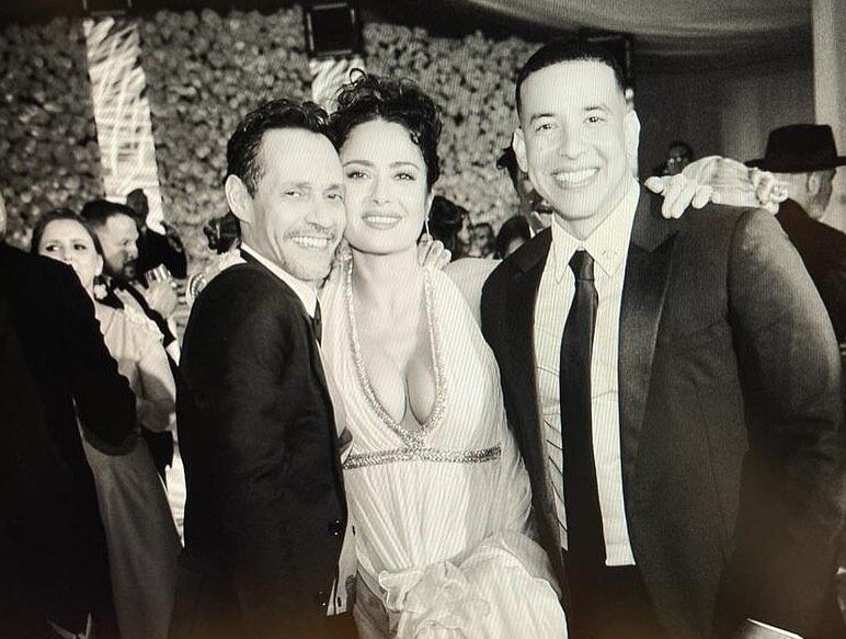 Salma Hayek al lado de Marc Anthony y Daddy Yankee (Foto: Salma Hayek/Instagram)