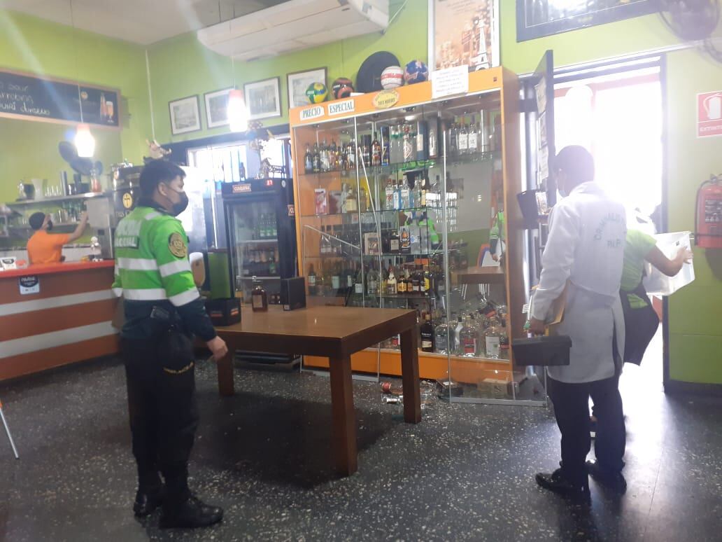 Delincuentes ingresaron tres veces a una cevichería para robar dinero, bicicletas, laptops, licores finos y hasta helados. Además brindaron con cerveza por el robo. (foto: Mónica Rochabrum/Trome)