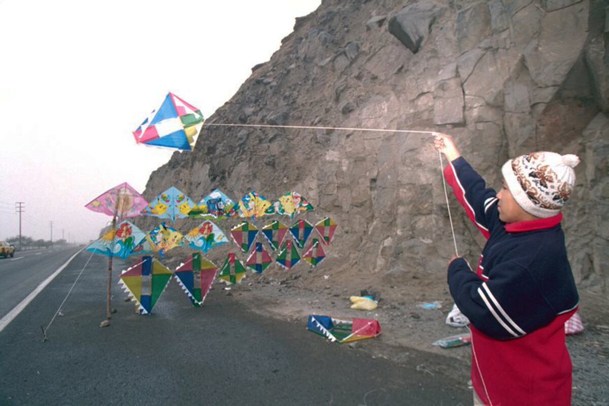 Niños bien abrigados guardan aun hoy el sueño y la alegría de ver volar sus cometas en el cielo gris de Lima. (Foto: GEC Archivo)