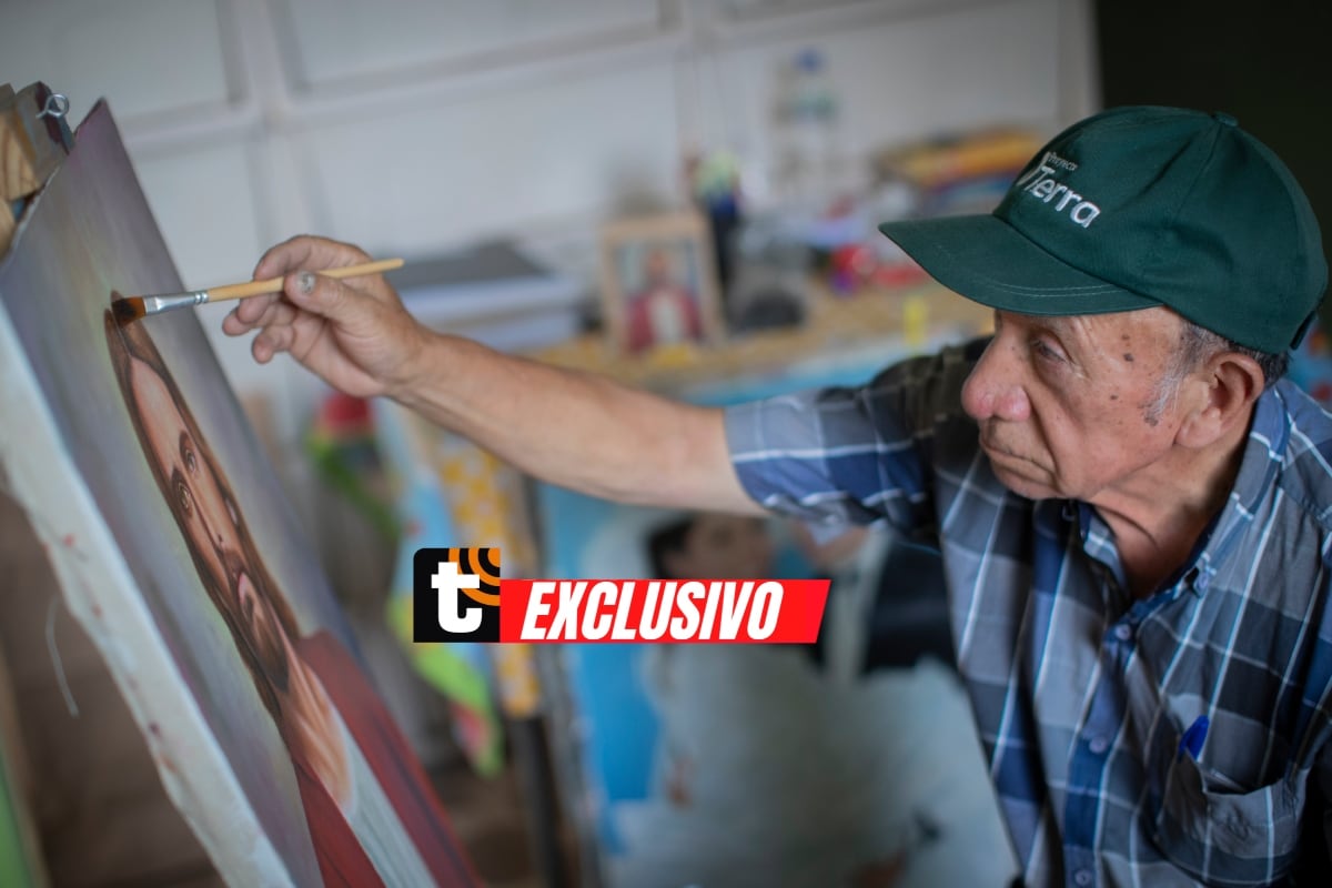 Don Fabio tiene 82 años y pinta retratos desde que era escolar. Hoy vende sus cuadros en el Mercado El Parral, en Comas. Foto: Hugo Pérez / Trome.