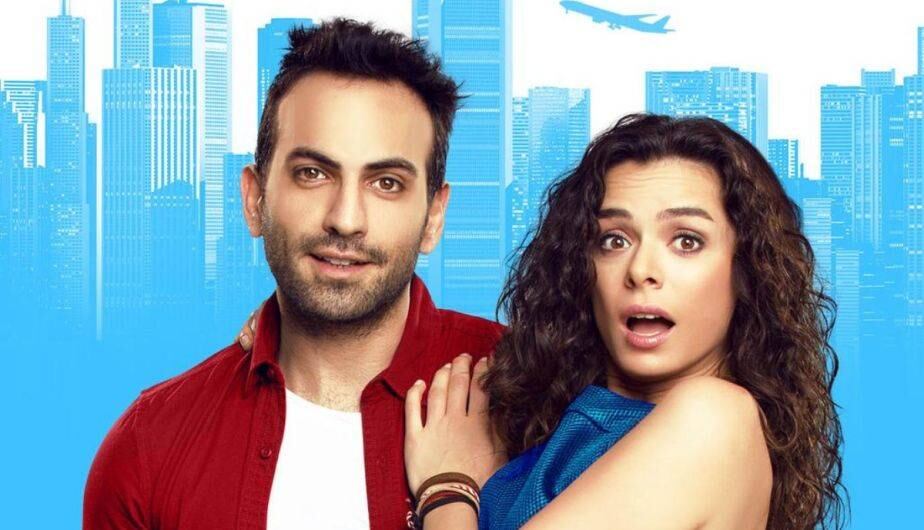 Bugra Gülsoy y Özge Özpirinçci en una fotografía promocional de la telenovela "Amor a segunda vista". (Foto: Süreç Film)