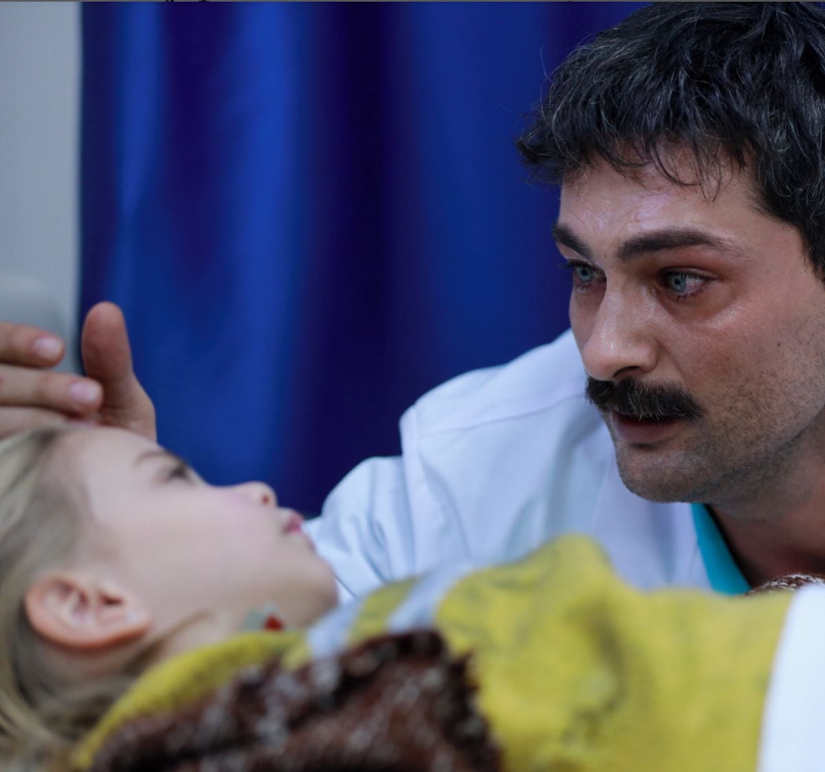 Onur Tuna durante una escena en "Prisionero" (Foto: @mfyapimtv)
