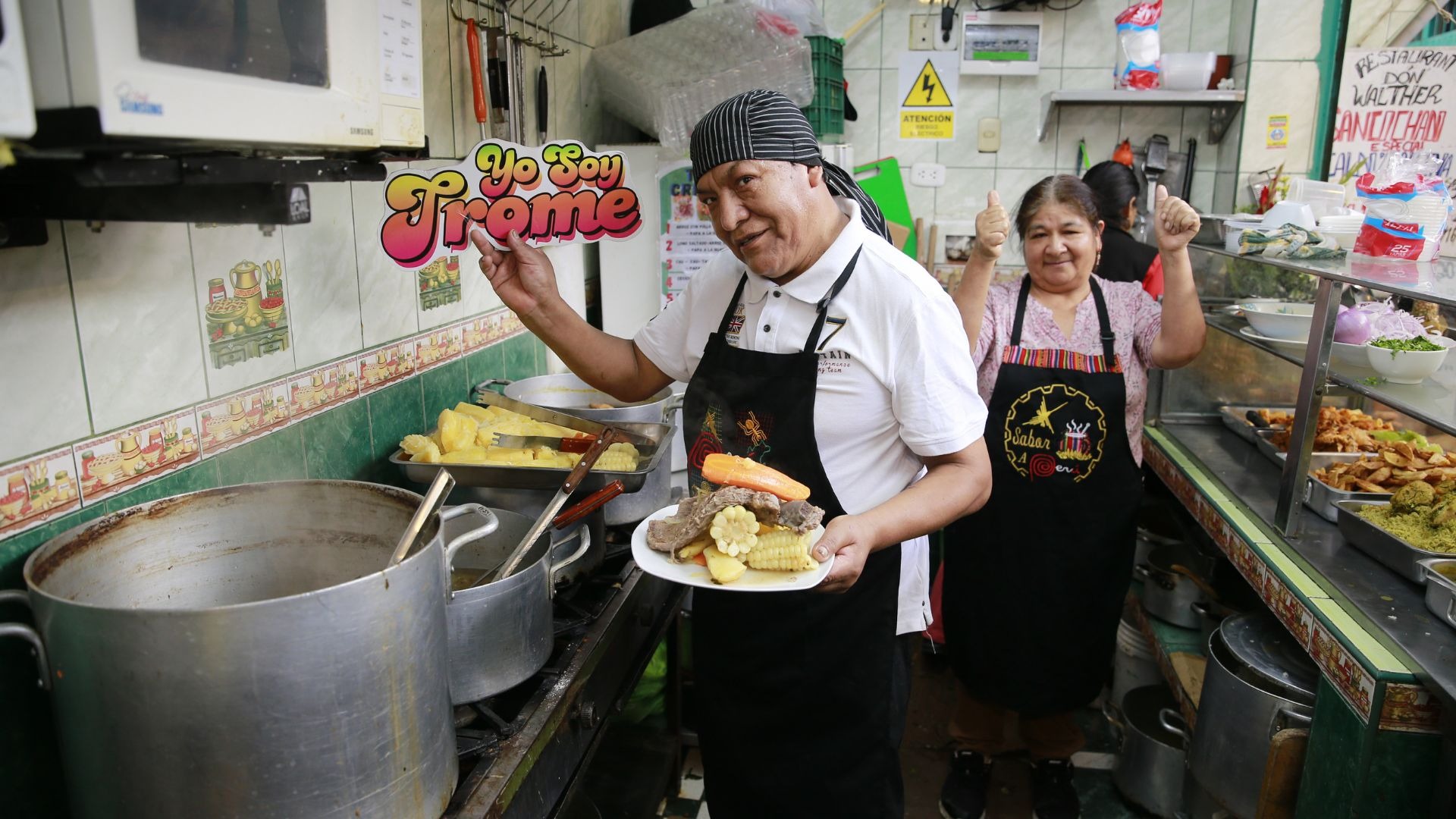 Don Walter Quispe vende suculento plato con su sazón puneña. FOTO: ALLENGINO QUINTANA