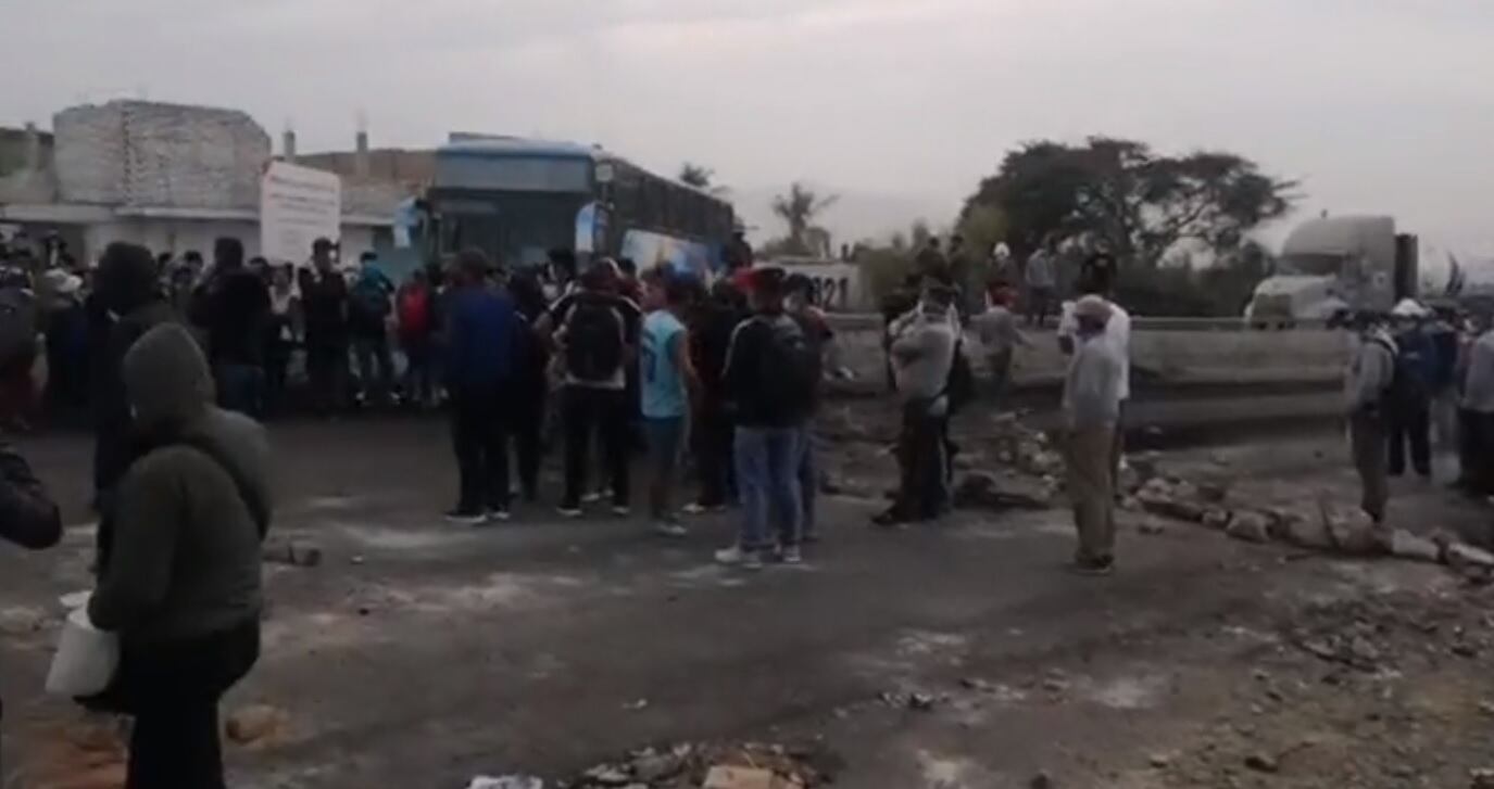 La Libertad: Bloquean Panamericana Norte por muerte de Jorge Muñoz y exigen justicia frente a comisaría de Chao