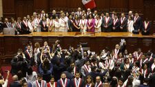 Nuevos diputados juramentaron a sus cargos en medio de gritos y arengas | VIDEO