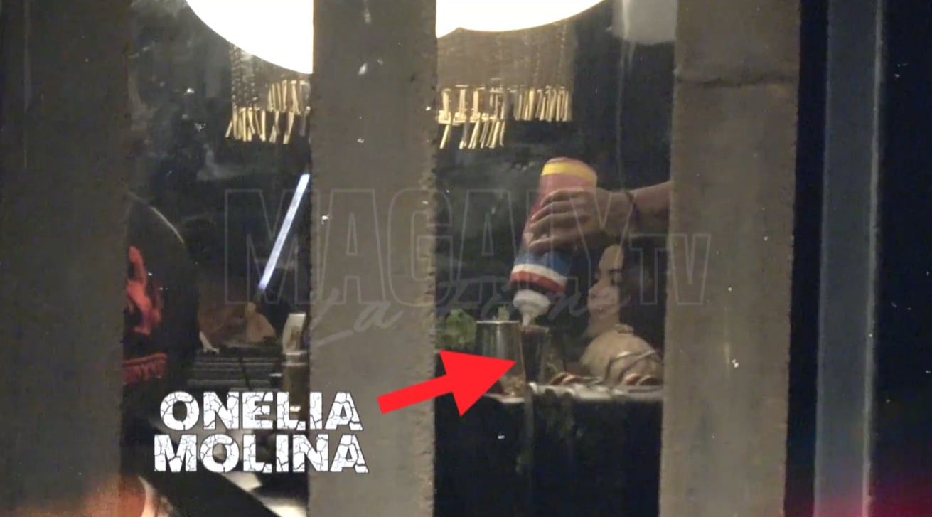 Onelia Molina junto a Anderson Santamaría y otros amigos en salida nocturna.