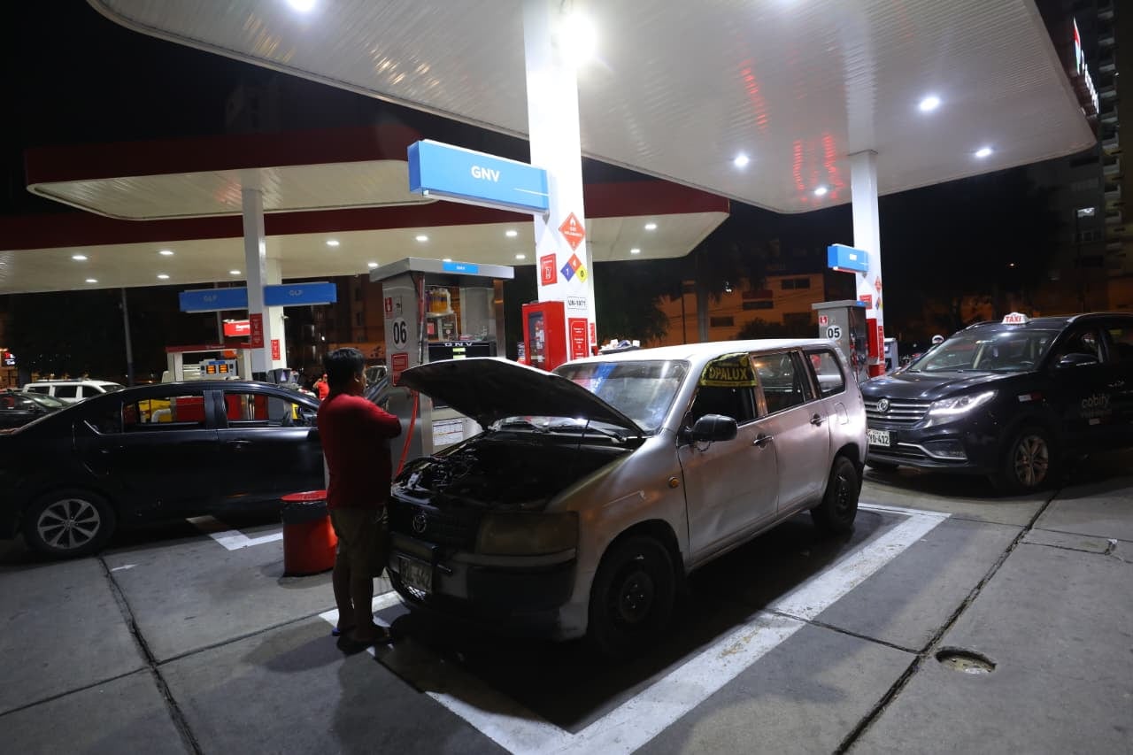 Largas colas en los grifos por racionamiento del gas natural.
(Fotos: Antonio Melgarejo/ @photo.gec)